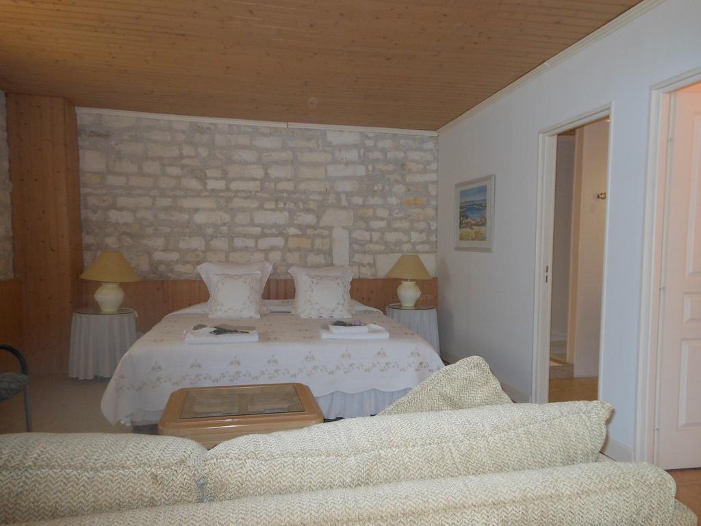 La Cour Des Cloches Bed & Breakfast Mainxe Room photo